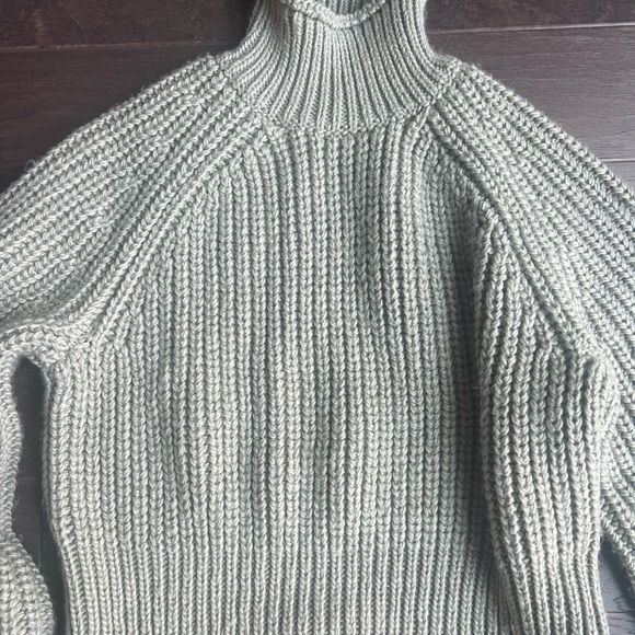 NWOT H&M Sweater - Picture 3 of 5